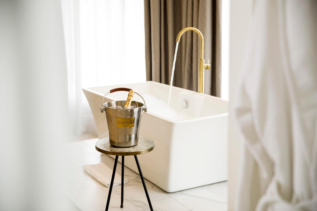 Lanelay Hall Hotel&Spa Hensol Esterno foto A freestanding bathtub