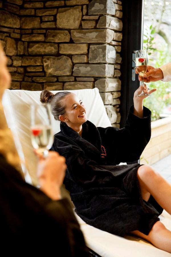 Lanelay Hall Hotel&Spa Hensol Esterno foto A woman in a spa