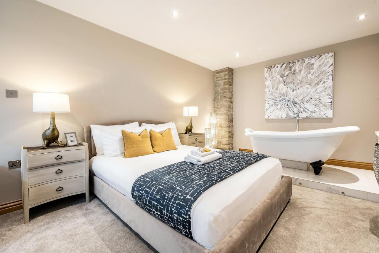 Lanelay Hall Hotel&Spa Hensol Esterno foto The bedroom of a two-bedroom apartment at The Old Post Office