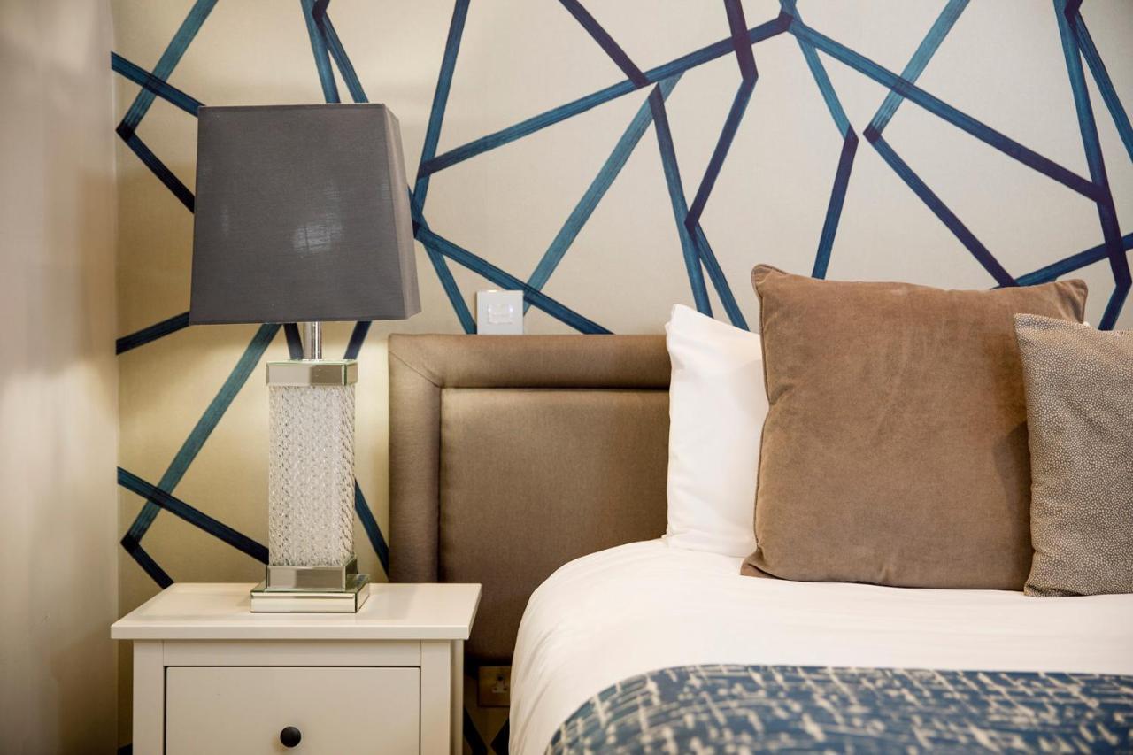 Lanelay Hall Hotel&Spa Hensol Esterno foto A bedroom at the Hilton San Francisco