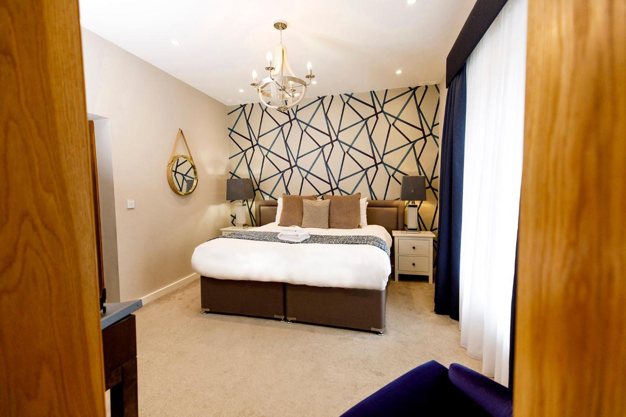 Lanelay Hall Hotel&Spa Hensol Camera foto A bedroom at the hotel